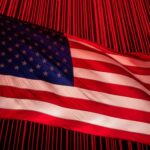 Bandeira dos Estados Unidos tremulando diante de um fundo iluminado por intensas luzes vermelhas verticais, sugerindo um clima de alerta ou crise. A imagem simboliza a crescente preocupação com a dívida pública dos EUA e seu impacto nos juros globais e no mercado financeiro.