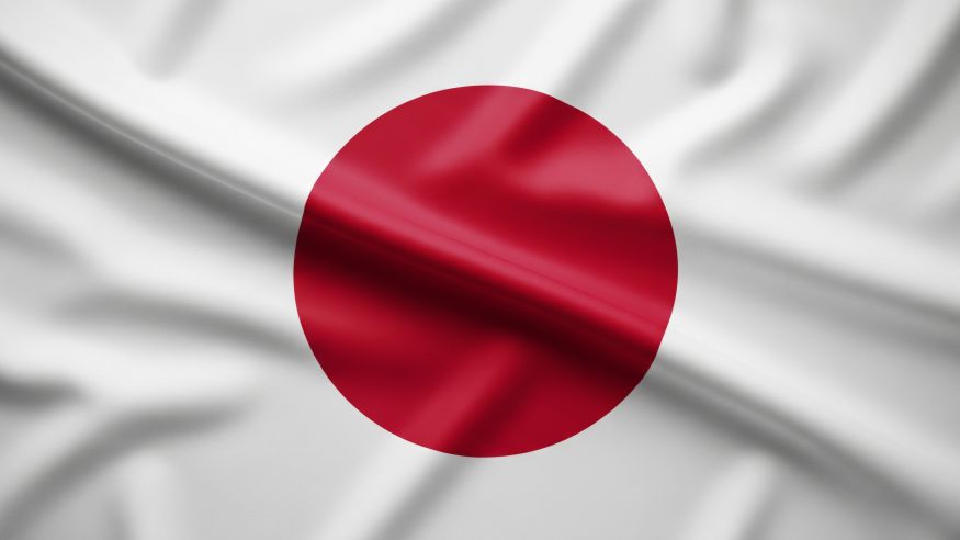 Bandeira do Japão em tecido com dobras suaves, destacando o círculo vermelho central sobre fundo branco — representando o país mais endividado do mundo e seu impacto nas finanças globais, tema abordado no artigo.