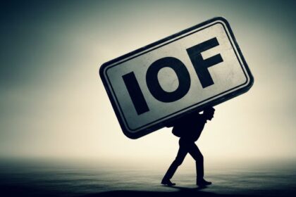 Silhueta de uma pessoa curvada carregando nas costas uma enorme placa metálica com as letras “IOF”, simbolizando o peso financeiro do imposto sobre o contribuinte. A imagem transmite o impacto negativo do IOF na vida do cidadão e seu papel em medidas de ajuste fiscal controversas.