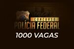 Imagem promocional de concurso público da Polícia Federal. Ao centro, há o brasão da corporação com o texto “CONCURSO POLÍCIA FEDERAL” em letras douradas. Abaixo, em destaque, está escrito “1000 VAGAS”. Ao fundo, há viaturas e agentes da PF, com efeito escurecido. A imagem comunica a abertura de mil vagas para o concurso da Polícia Federal.
