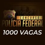 Imagem promocional de concurso público da Polícia Federal. Ao centro, há o brasão da corporação com o texto “CONCURSO POLÍCIA FEDERAL” em letras douradas. Abaixo, em destaque, está escrito “1000 VAGAS”. Ao fundo, há viaturas e agentes da PF, com efeito escurecido. A imagem comunica a abertura de mil vagas para o concurso da Polícia Federal.