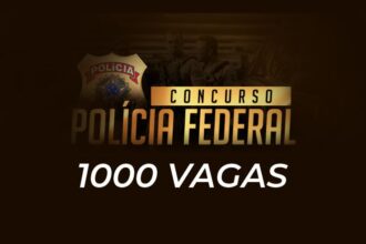 Imagem promocional de concurso público da Polícia Federal. Ao centro, há o brasão da corporação com o texto “CONCURSO POLÍCIA FEDERAL” em letras douradas. Abaixo, em destaque, está escrito “1000 VAGAS”. Ao fundo, há viaturas e agentes da PF, com efeito escurecido. A imagem comunica a abertura de mil vagas para o concurso da Polícia Federal.