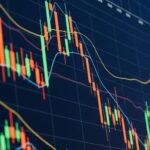 Gráfico digital com velas coloridas (candlesticks) e linhas de indicadores técnicos sobre fundo azul escuro, representando a análise de investimentos em ETFs no mercado internacional — tema central do artigo sobre opções essenciais para investir no exterior.