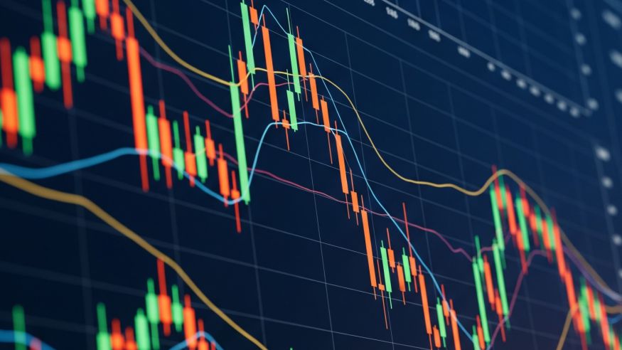 Gráfico digital com velas coloridas (candlesticks) e linhas de indicadores técnicos sobre fundo azul escuro, representando a análise de investimentos em ETFs no mercado internacional — tema central do artigo sobre opções essenciais para investir no exterior.