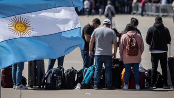 Bandeira da Argentina em destaque em primeiro plano, com grupo de turistas brasileiros desanimados e bagagens ao fundo, simbolizando o alto custo das viagens para a Argentina e o impacto econômico para os brasileiros.